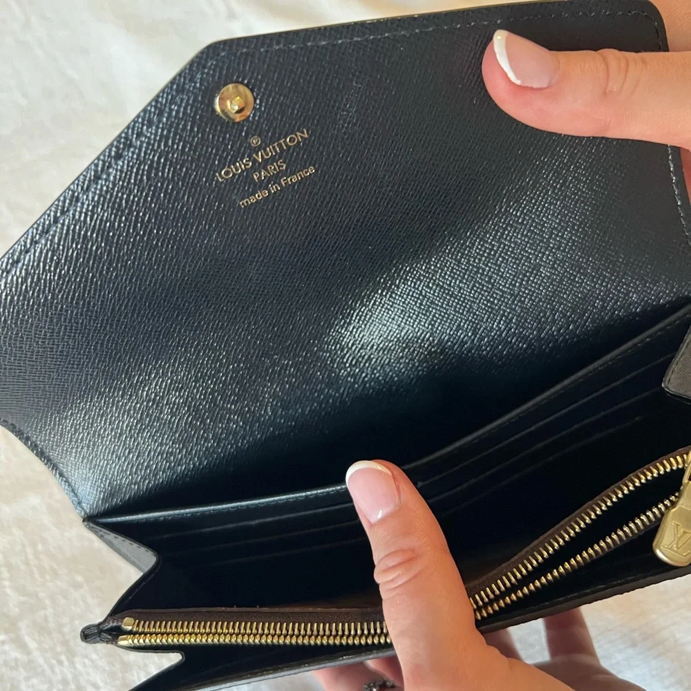 Louis Vuitton Monogram and Monogram Reverse Giant canvas wallet. Like new. - Picture 3 of 11